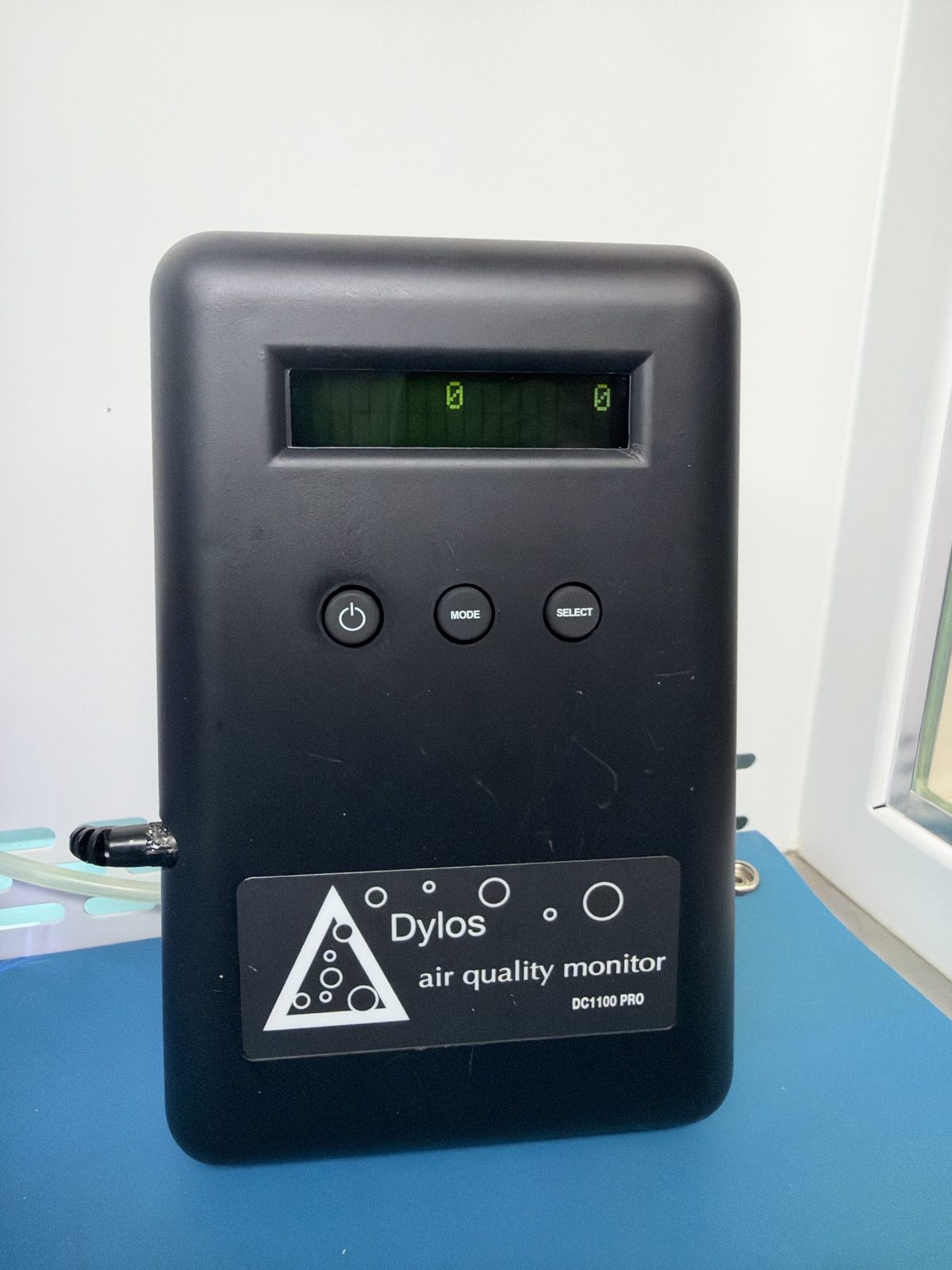 Dylos DC1100 Pro air quality monitor reading zero particles inside the cleanroom work zone